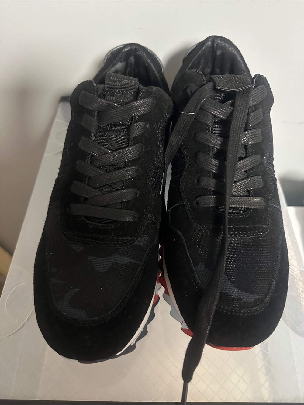 Karl Lagerfeld Black Men's Low-Top Lace Sneakers with Subtle Pattern